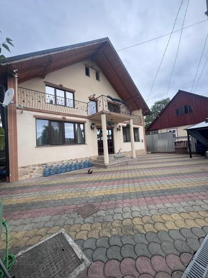 Casă individuală cu 7 camere cu Canalizare în Central