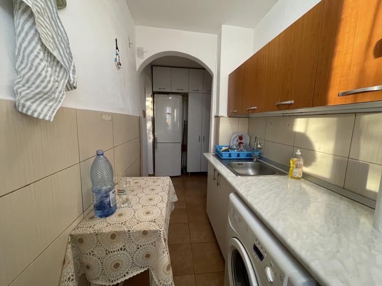 Apartament cu 2 camere semidecomandat, mobilat în Tei