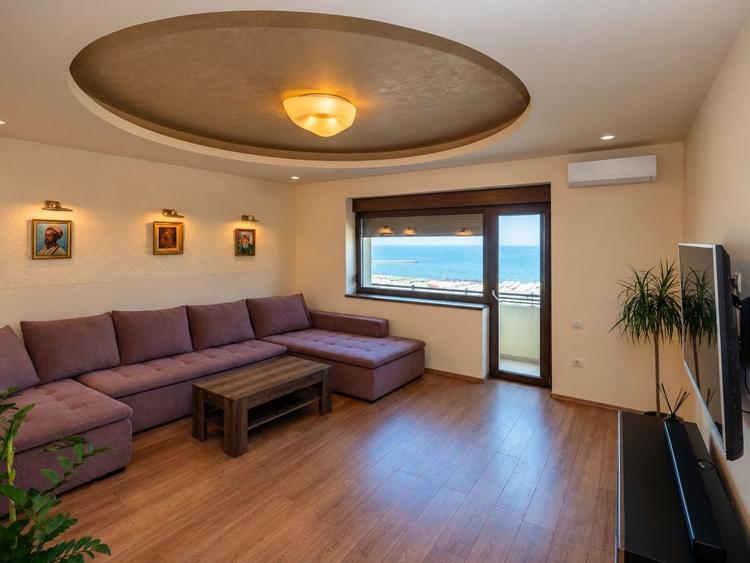 Apartament cu 3 camere decomandat, mobilat în Peninsula