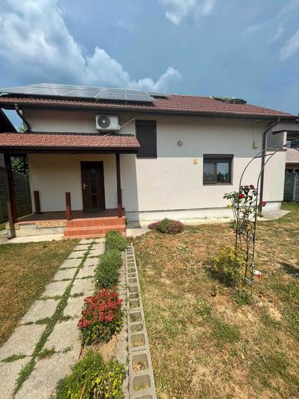 Casă cu 4 camere în Olteni