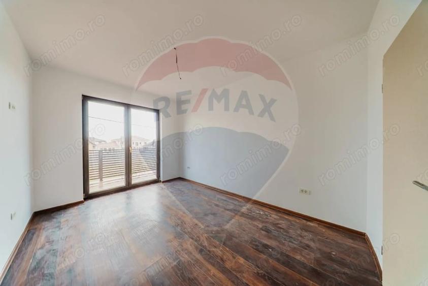 Casă cu 5 camere cu Teren 500 Mp în Vladimirescu