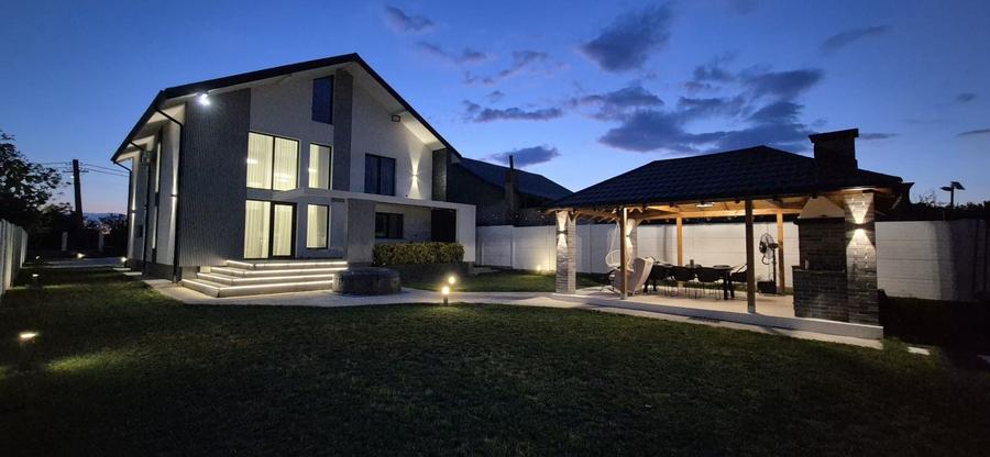 Casă cu 4 camere în Dealu