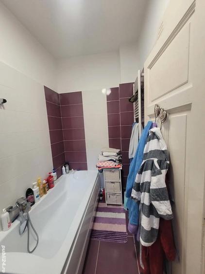 Apartament cu 3 camere semidecomandat în P-ța Maria