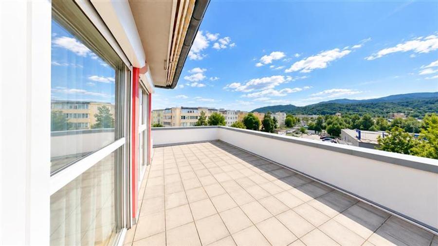 Apartament cu 3 camere decomandat, mobilat în Avantgarden