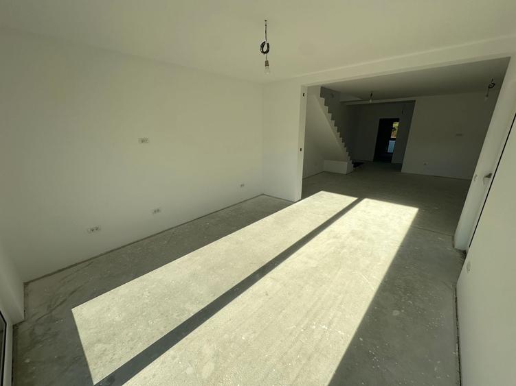 Duplex cu 5 camere cu Canalizare în Nord