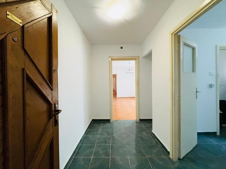 Apartament cu 3 camere semidecomandat în Șagului