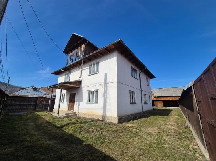 Casă individuală cu 5 camere cu Canalizare în Dofteana