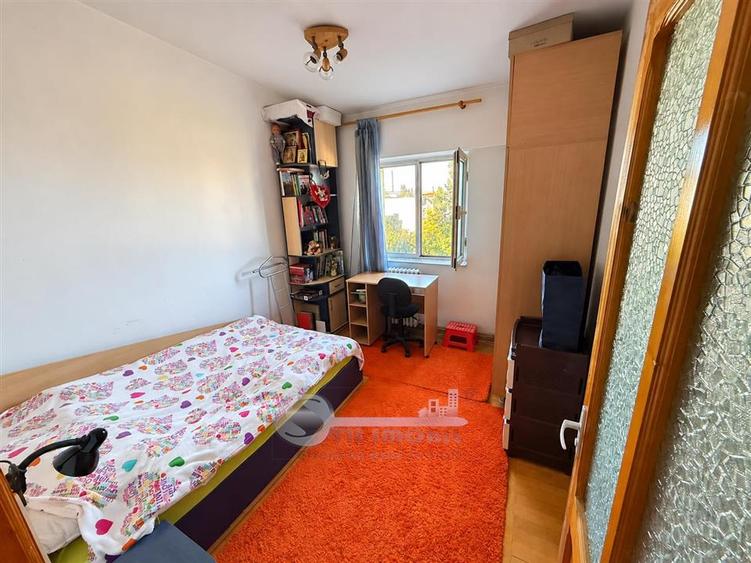 Apartament cu 3 camere decomandat, mobilat în Socola