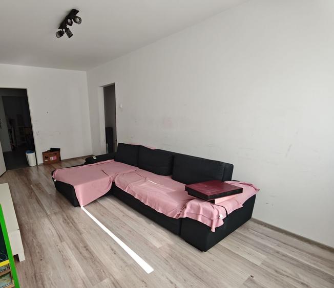 Apartament cu 3 camere semidecomandat în Colentina
