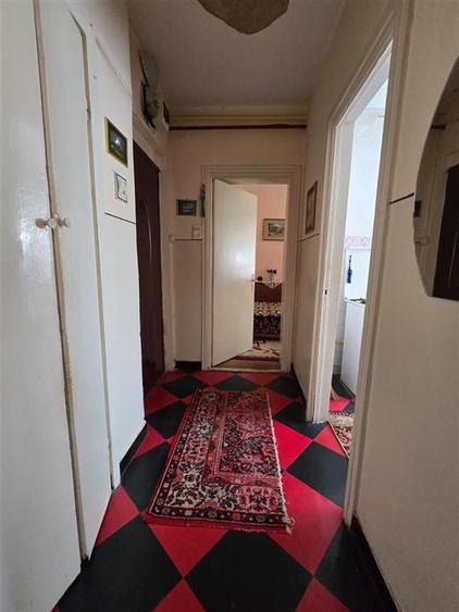 Apartament cu 3 camere semidecomandat în Podu Roș