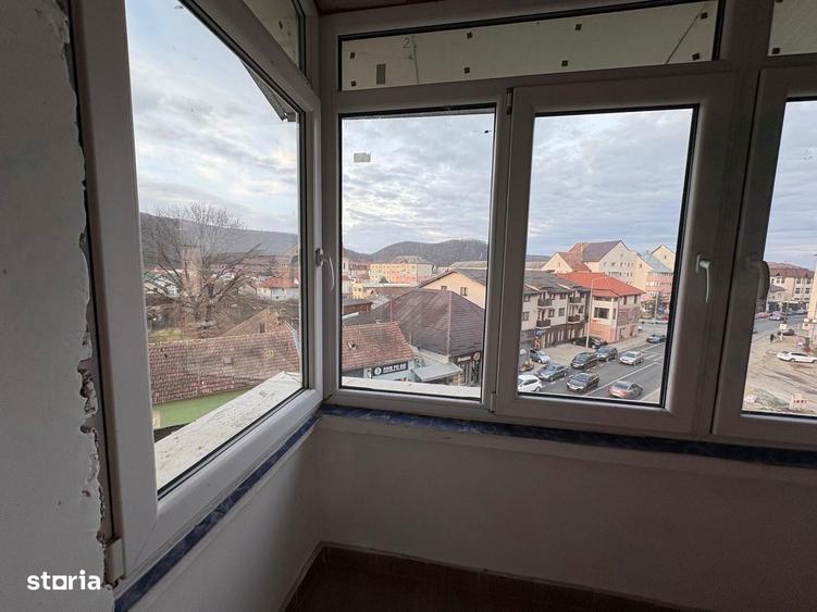 Apartament cu 3 camere ?i 2 balcoane in Beclean + garaj - 9