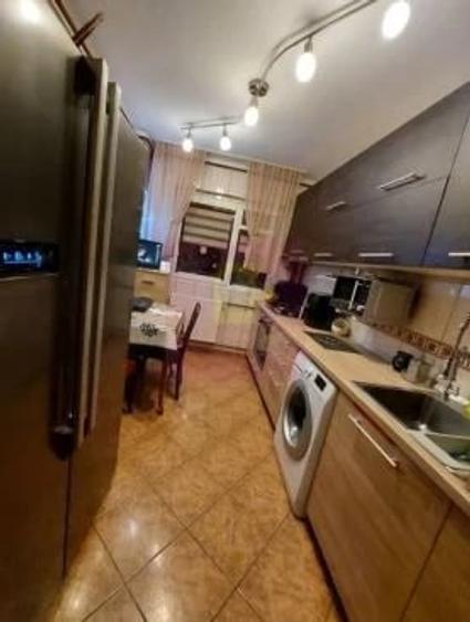 Apartament cu 3 camere semidecomandat în Sebastian