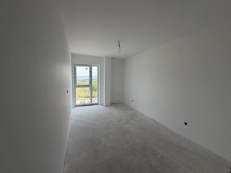 Apartament cu 3 camere semidecomandat în Chinteni