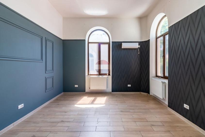 Casă individuală cu 15 camere cu Teren 520 Mp în Mitropolie