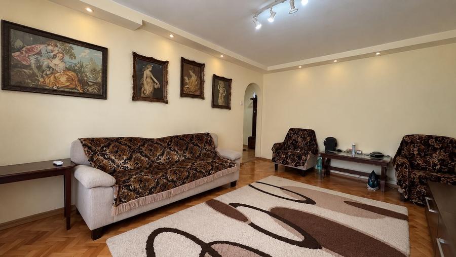 Apartament cu 3 camere decomandat, mobilat în Soarelui