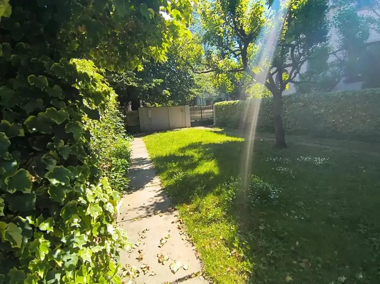 Apartament cu 6 camere decomandat în Domenii