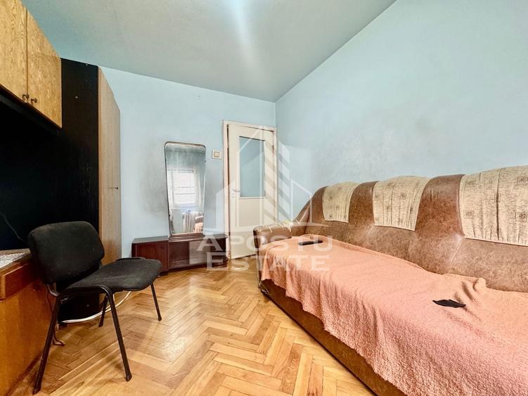 Apartament cu 4 camere decomandat, mobilat în Dâmbovița