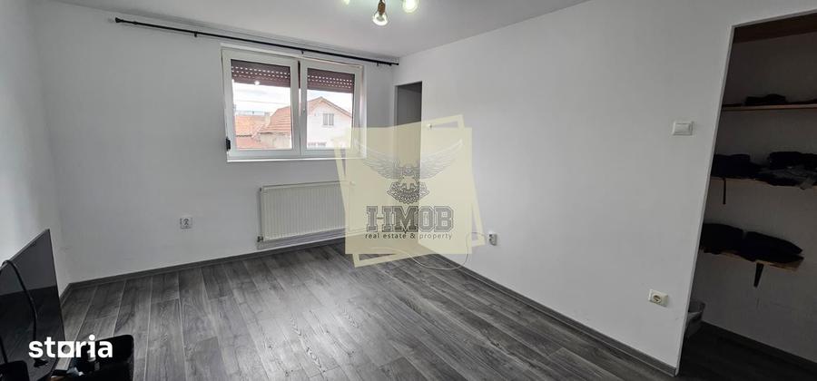 Casă cu 10 camere cu Teren 1195 Mp în Roșia