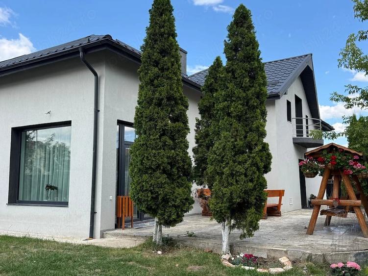 Casă cu 7 camere cu Teren 929 Mp în Central