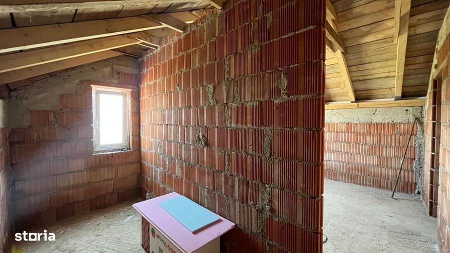 Casă cu 4 camere cu Teren 285 Mp în Urseni