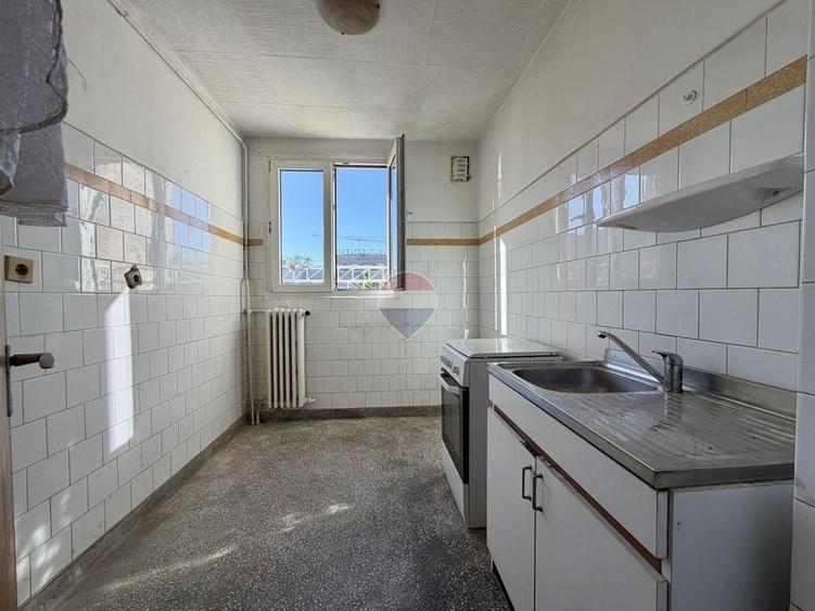 Apartament cu 4 camere semidecomandat în Titan