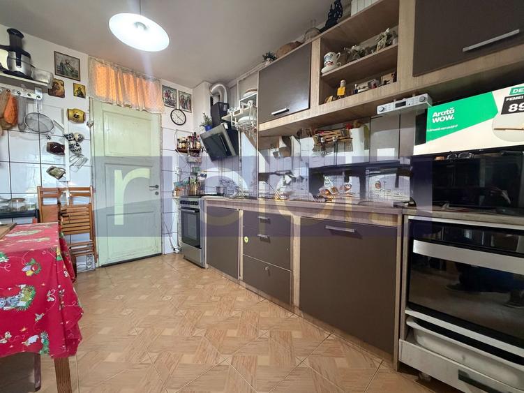 Apartament cu 4 camere semidecomandat în Central