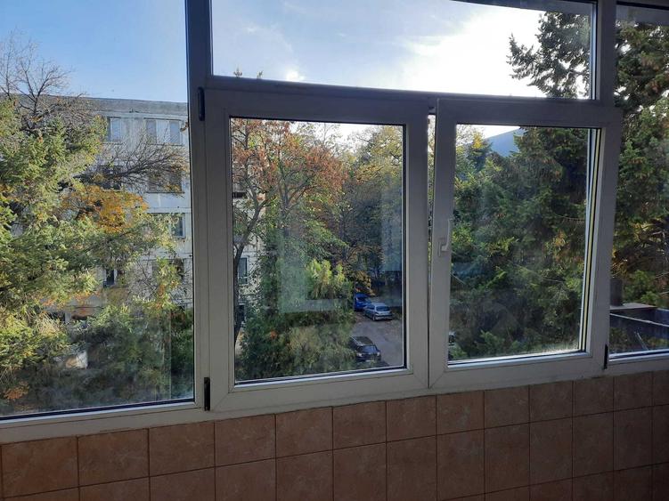 Casă cu 3 camere decomandat în Drumul Taberei