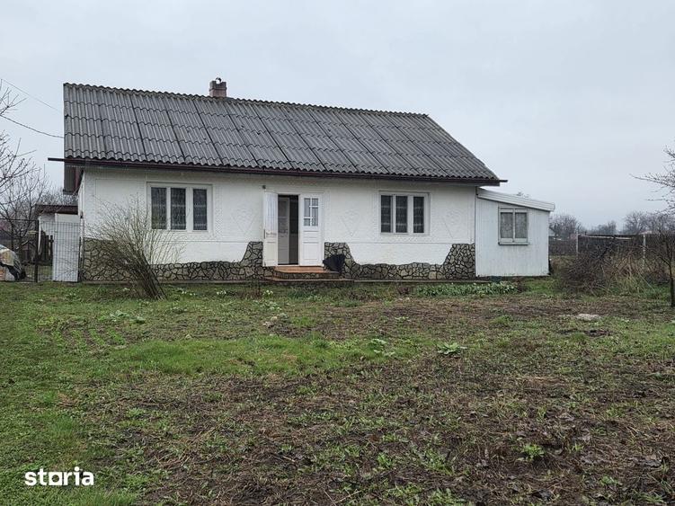 Casă cu 4 camere cu Teren 1500 Mp în Zamostea