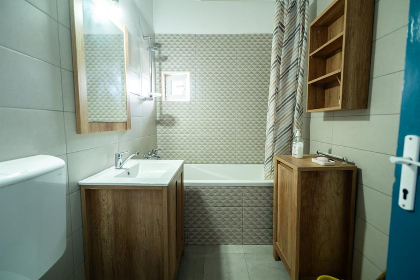 Apartament cu 2 camere semidecomandat, mobilat în Semicentral