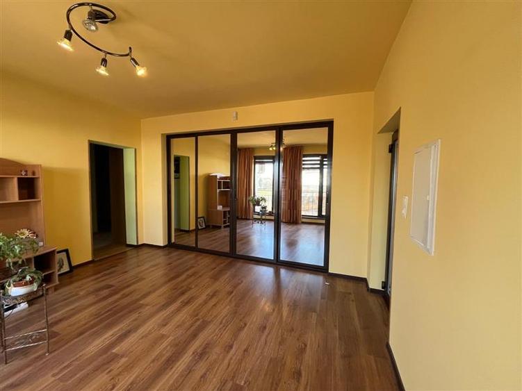 Casă individuală cu 9 camere cu Teren 183 Mp în Central