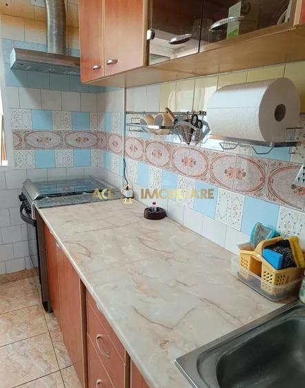 Apartament cu 3 camere decomandat, mobilat în Vitan