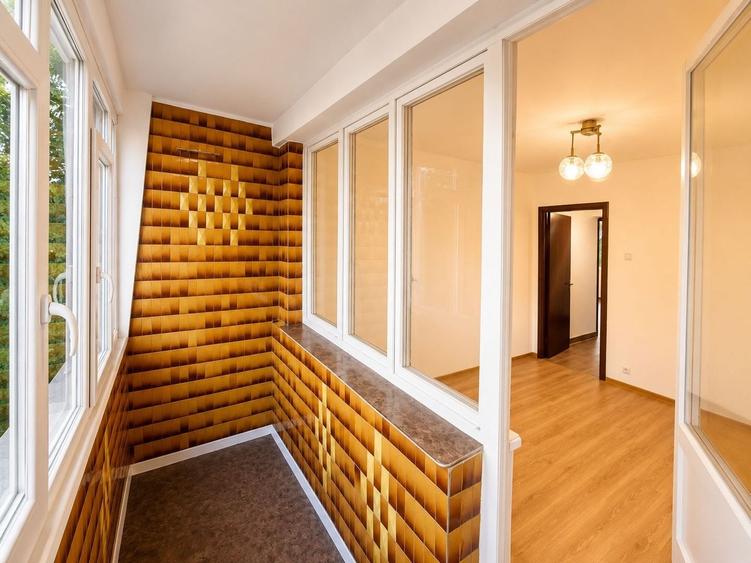 Apartament cu 3 camere semidecomandat în Teiul Doamnei