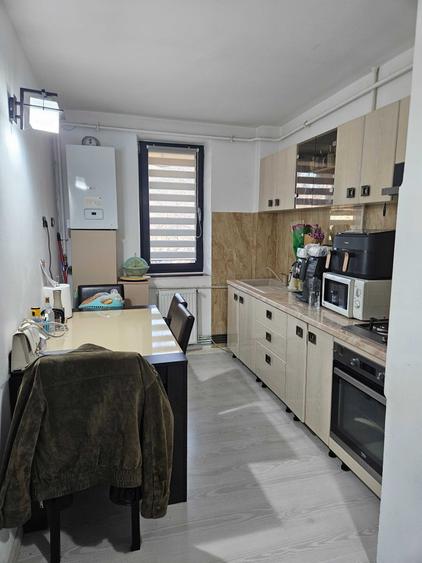 Apartament cu 3 camere semidecomandat în Calea București