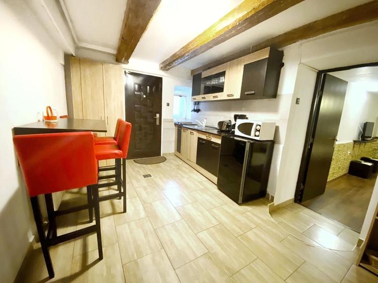 Apartament cu 3 camere semidecomandat în Central