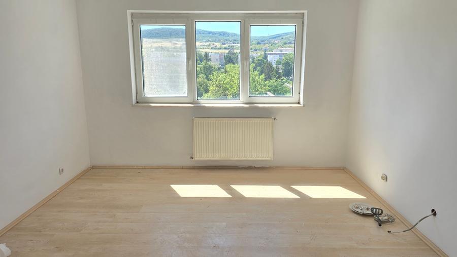 Vand apartament cu 2 camere decomandat in Deva, zona Eminescu (Politie), - 1