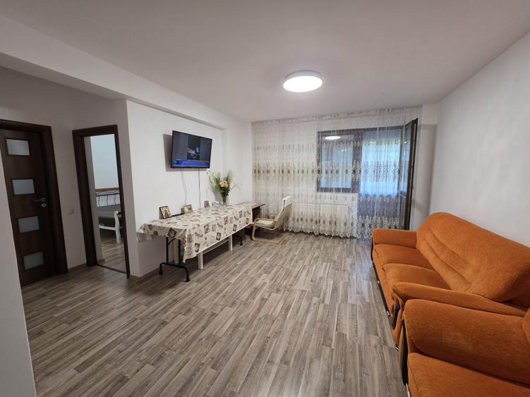 Apartament cu 3 camere decomandat în Apusului