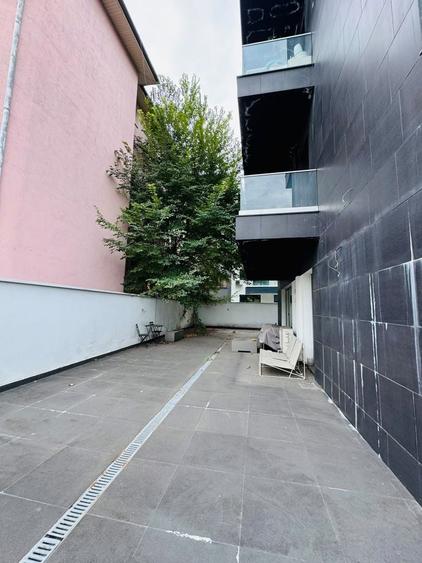 Apartament cu 3 camere semidecomandat, mobilat în P-ța Romană