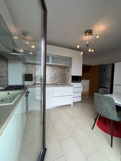 Apartament cu 4 camere decomandat, mobilat în Europa