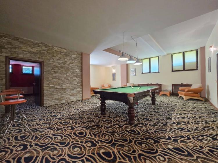 Casă individuală cu 13 camere cu Piscina în Slănic-Moldova