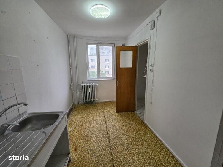Apartament cu 3 camere semidecomandat în 1 Decembrie 1918