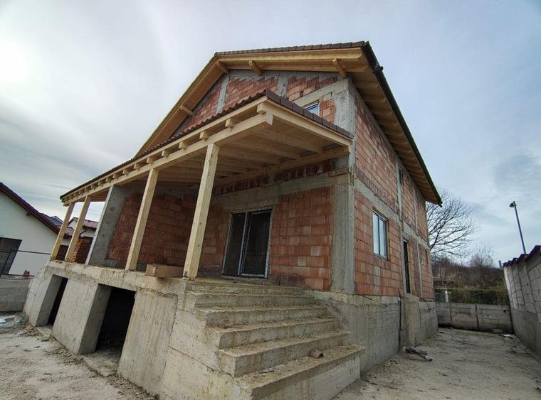 Casă individuală cu 4 camere cu Canalizare în Arhitecților - Calea Cisnădiei
