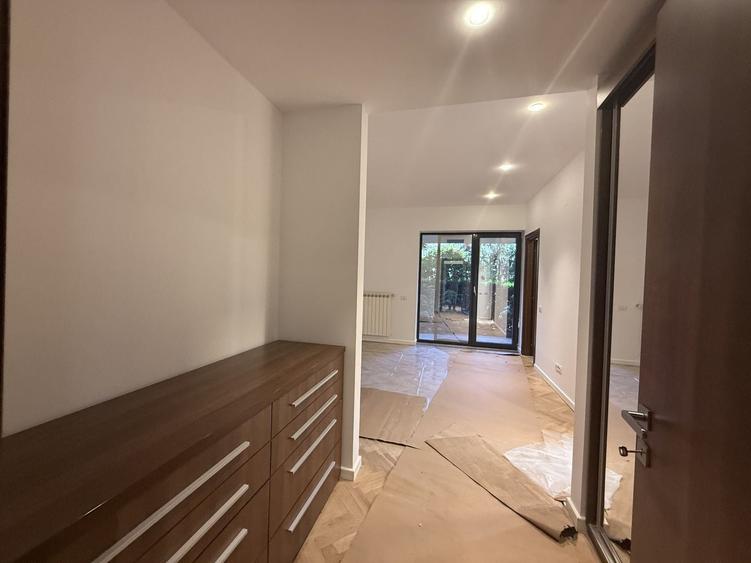 Apartament cu 3 camere semidecomandat, mobilat în Primăverii