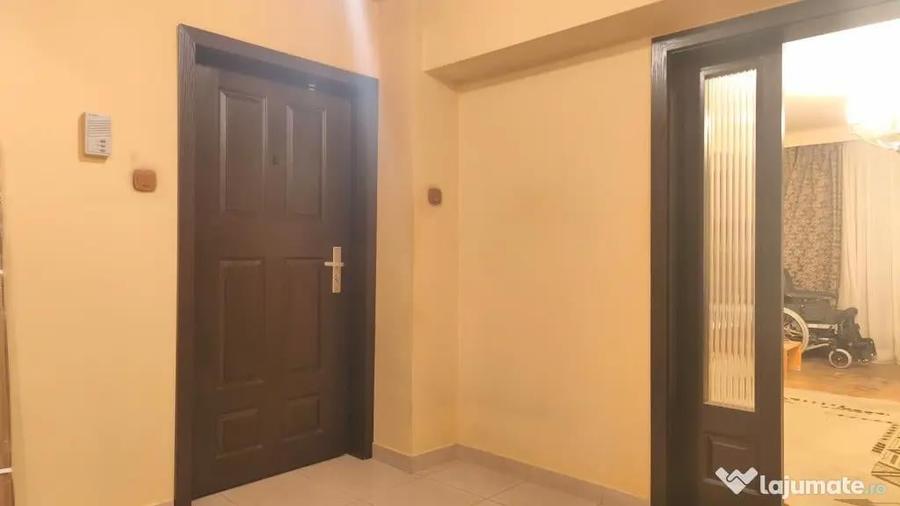 Apartament cu 3 camere decomandat în 22 Decembrie