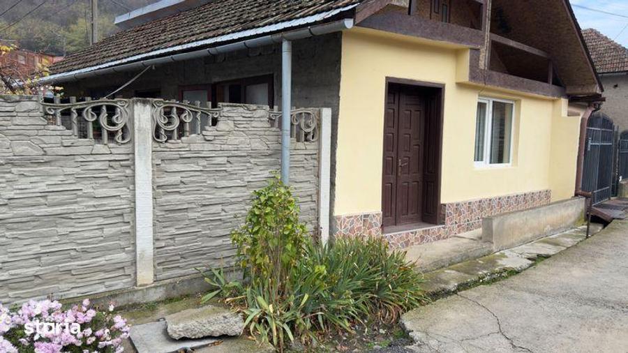 Casă cu 4 camere cu Teren 200 Mp în Central