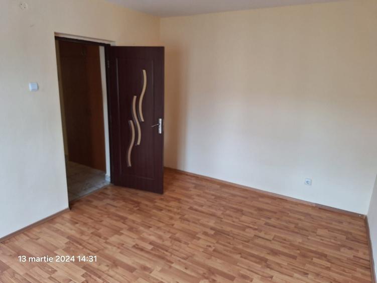 Apartament cu 3 camere semidecomandat în Sud