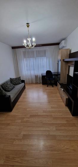 Apartament cu 3 camere semidecomandat în Crângași