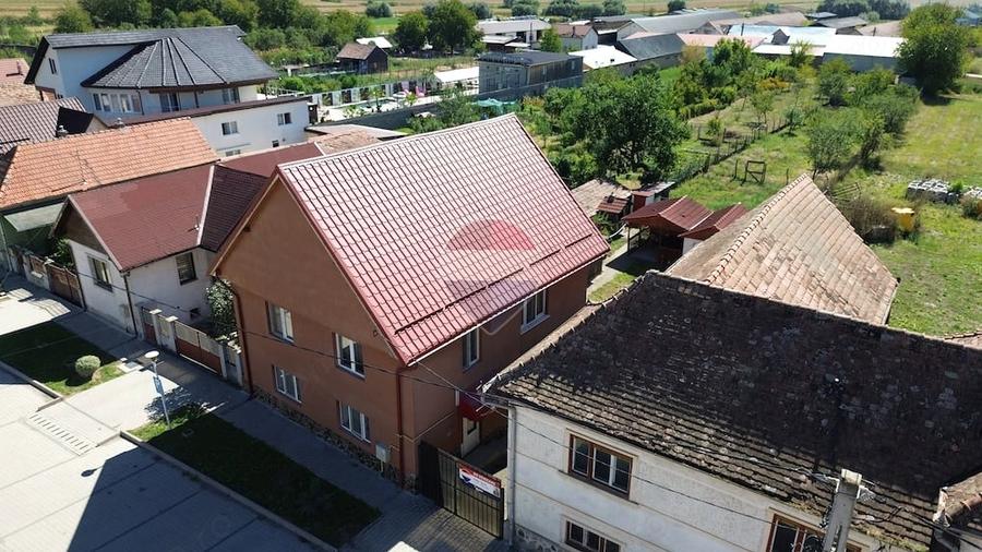 Casă cu 5 camere cu Teren 1375 Mp în Dârlos