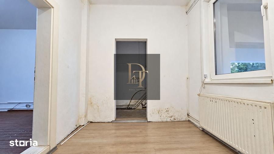 Casă cu 5 camere cu Teren 446 Mp în Florilor