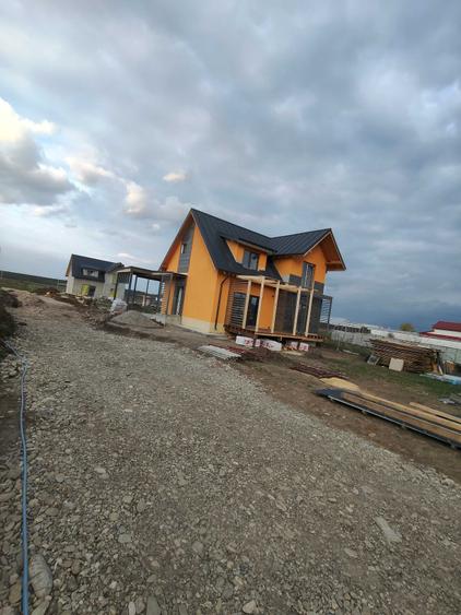 Casă cu 4 camere în Dumbrava