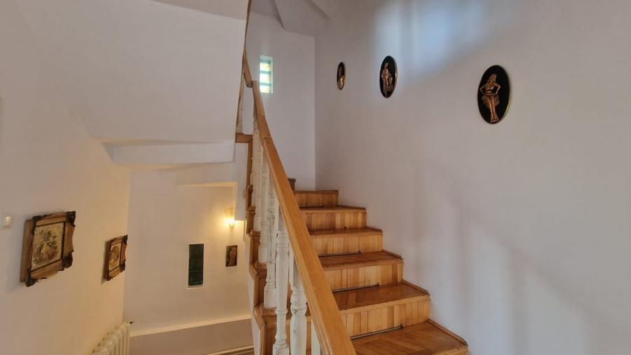 Casă individuală cu 8 camere cu Teren 750 Mp în Cetate